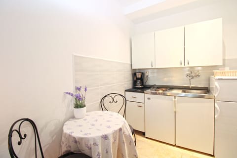 Standard Studio, 1 Bedroom (0342) | Private kitchen | Fridge, stovetop, coffee/tea maker, electric kettle