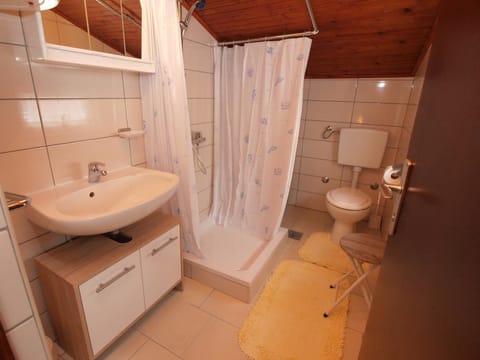 Standard Apartment, 1 Bedroom (1391/13129) | Bathroom | Shower, hair dryer, towels