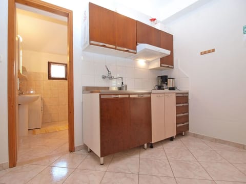 Standard Apartment, 1 Bedroom (0375) | Private kitchenette | Fridge, microwave, stovetop, coffee/tea maker