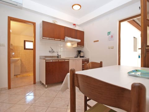 Standard Apartment, 1 Bedroom (0375) | Private kitchenette | Fridge, microwave, stovetop, coffee/tea maker