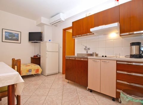 Standard Apartment, 1 Bedroom (0375) | Private kitchenette | Fridge, microwave, stovetop, coffee/tea maker