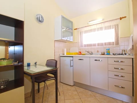 Standard Studio, 1 Bedroom (0378) | Private kitchen | Fridge, stovetop, electric kettle, cookware/dishes/utensils