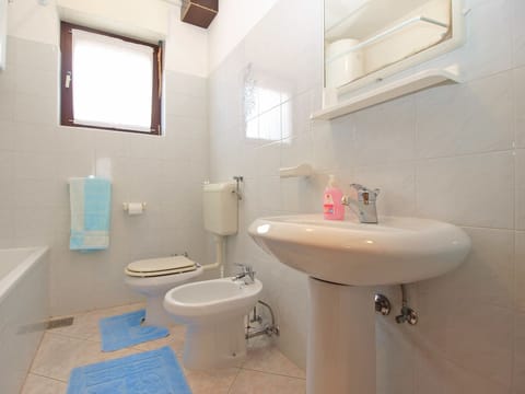 Standard Studio, 1 Bedroom (1563/16006) | Bathroom | Hair dryer, towels