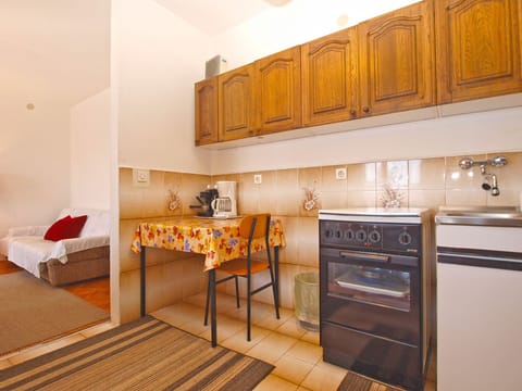 Standard Apartment, 1 Bedroom (1586/16261) | Private kitchen | Fridge, oven, stovetop, coffee/tea maker