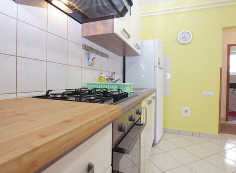 Standard Apartment, 3 Bedrooms (1623/16703) | Private kitchen | Fridge, electric kettle