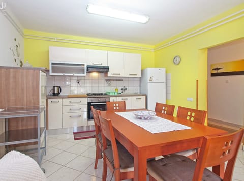 Standard Apartment, 3 Bedrooms (1623/16703) | In-room dining