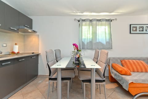 Standard Apartment, 1 Bedroom (0434) | In-room dining