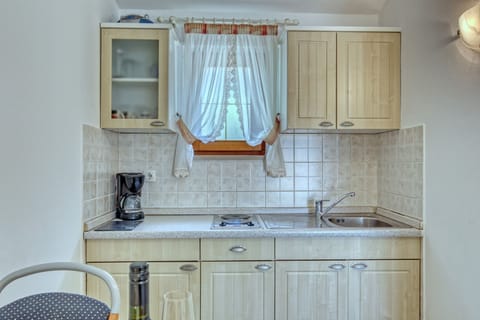 Standard Studio, 1 Bedroom (1644/16950) | Private kitchen | Fridge, microwave, coffee/tea maker, electric kettle