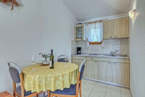 Standard Studio, 1 Bedroom (1644/16950) | Private kitchen | Fridge, microwave, coffee/tea maker, electric kettle