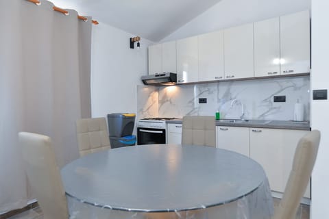 Standard Apartment, 2 Bedrooms (1701/26119) | Private kitchen | Fridge, oven, stovetop, cookware/dishes/utensils