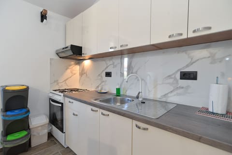 Standard Apartment, 2 Bedrooms (1701/26119) | Private kitchen | Fridge, oven, stovetop, cookware/dishes/utensils