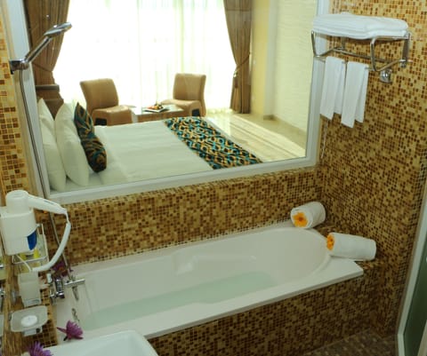 Deluxe Double Room, Beach View | Bathroom | Towels