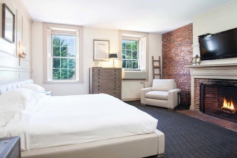 Superior Room, 1 King Bed, Park View | Premium bedding, in-room safe, individually decorated, desk