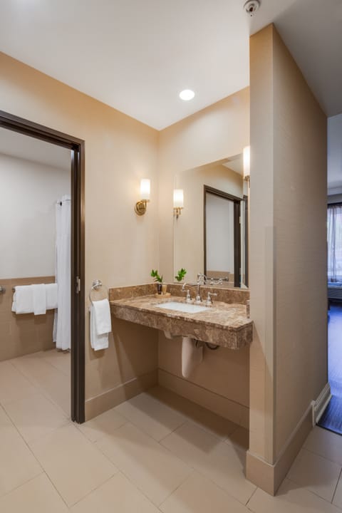 Studio Suite, 1 King Bed, Accessible | Bathroom | Combined shower/tub, designer toiletries, hair dryer, towels