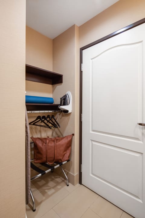 Studio Suite, 1 King Bed, Accessible | Iron/ironing board
