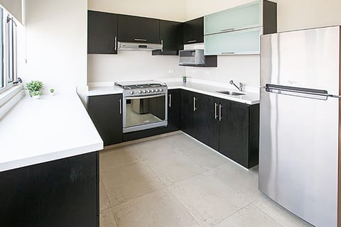 Family Suite, 2 Bedrooms, Non Smoking | Private kitchen | Microwave