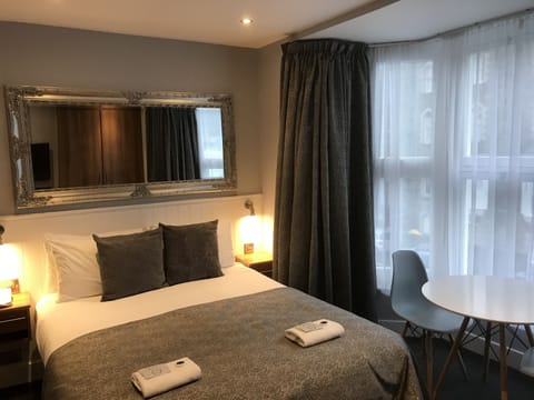 Queen Room | Iron/ironing board, free WiFi, bed sheets