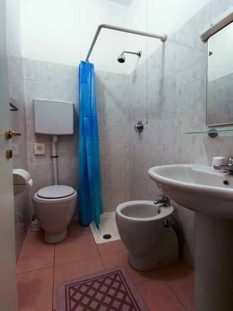 Triple Room, Balcony | Bathroom | Shower, rainfall showerhead, hair dryer, bidet