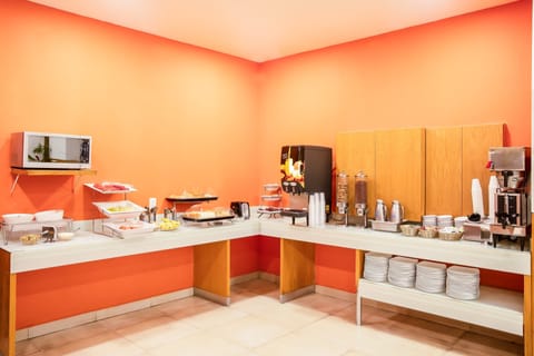 Breakfast, lunch, dinner served; Italian cuisine