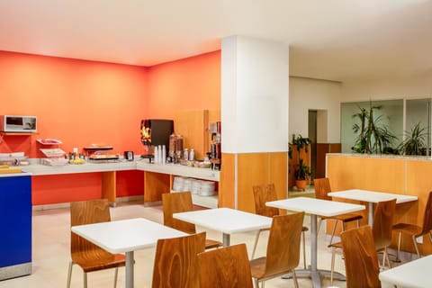 Breakfast, lunch, dinner served; Italian cuisine