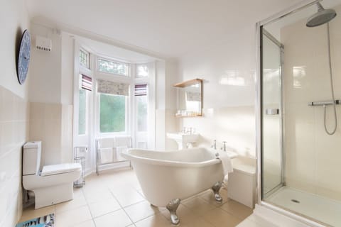 Deluxe Double Room, Ensuite | Bathroom | Free toiletries, hair dryer, towels