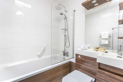 Standard Double or Twin Room, Ensuite | Bathroom | Free toiletries, hair dryer, towels