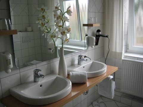 Double Room, Non Smoking | Bathroom sink