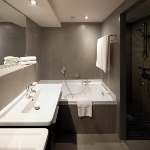 Deluxe Room | Bathroom | Combined shower/tub, free toiletries, hair dryer, towels