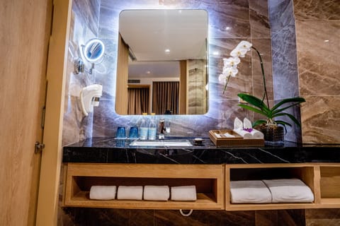 Premier Corner Room | Bathroom | Shower, free toiletries, hair dryer, bathrobes