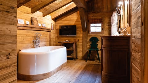 Chalet, 3 Bedrooms (Donatien) | Bathroom | Designer toiletries, hair dryer, bathrobes, slippers