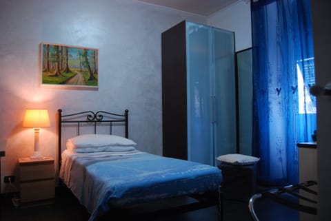Single Room, Shared Bathroom (Blu) | Premium bedding, iron/ironing board, free WiFi, bed sheets