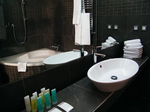 Classic Double Room | Bathroom | Free toiletries, hair dryer, towels