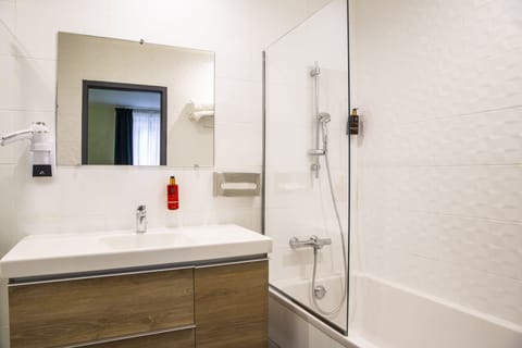 Family Room, Annex Building (6 pers) | Bathroom | Shower, free toiletries, towels