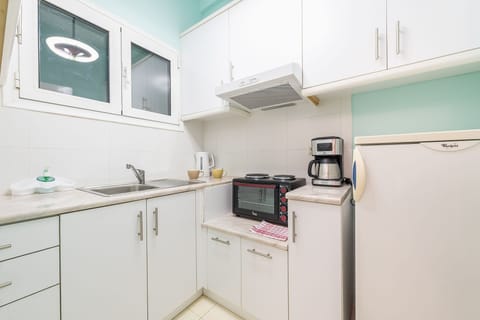 City Apartment | Private kitchen | Fridge, microwave, oven, stovetop