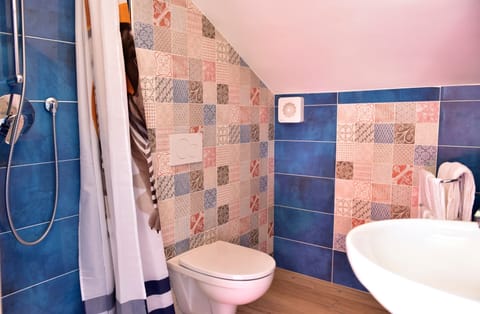 Standard Double Room, 1 Bedroom (2 adults + 1 child) | Bathroom | Shower, free toiletries, hair dryer, soap