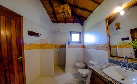 Apartamento | Bathroom | Shower, hair dryer, towels