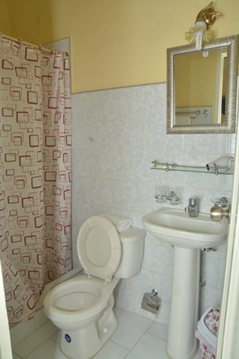 Comfort Double Room, 1 Queen Bed, Non Smoking | Bathroom | Combined shower/tub, rainfall showerhead, hair dryer, towels