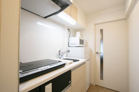 Double Room | Private kitchen | Fridge, microwave, stovetop, electric kettle