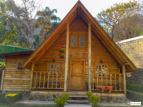 Romantic Cabin, 1 Bedroom, Garden View | Premium bedding, down comforters, blackout drapes, iron/ironing board