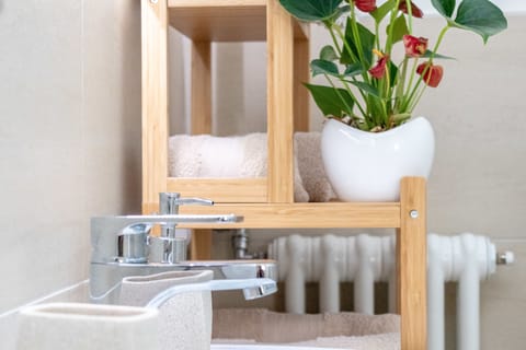 Double Room, 1 Queen Bed, City View (Giulietta) | Bathroom sink