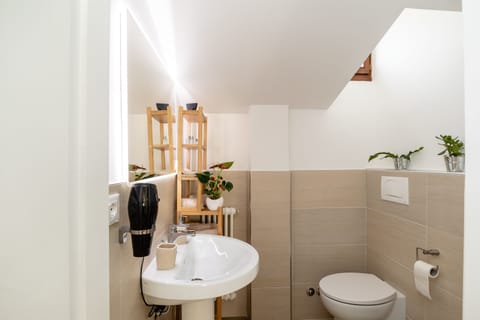 Double Room, 1 Queen Bed, City View (Giulietta) | Bathroom | Free toiletries, hair dryer, bathrobes, towels