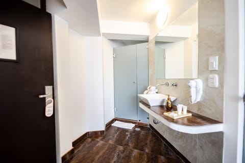 Matrimonial Room | Bathroom | Free toiletries, hair dryer, towels