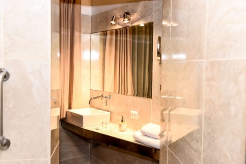 Family Suite | Bathroom | Free toiletries, hair dryer, towels