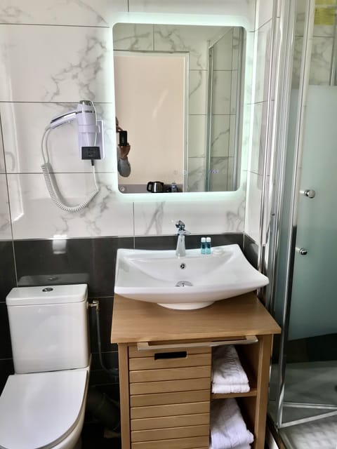 Comfort Double Room, Private Bathroom | Bathroom | Shower, hydromassage showerhead, free toiletries, hair dryer