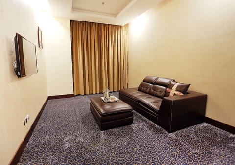 Business Suite | Living area | Flat-screen TV, fireplace, heated floors