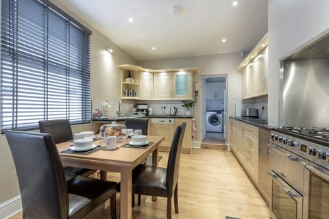 Fully equipped kitchen with an extendible table for 6 people