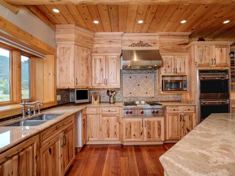 Red Feather Lodge, Kitchen, 3
