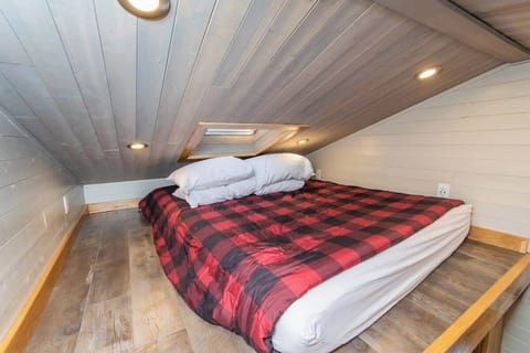 Queen Bed / Loft
