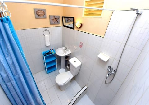 Deluxe Triple Room, Multiple Beds, Garden View | Bathroom | Shower, rainfall showerhead, hair dryer, towels