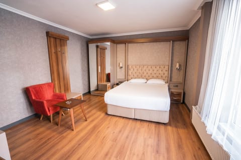 Standard Double Room | Premium bedding, minibar, in-room safe, blackout drapes